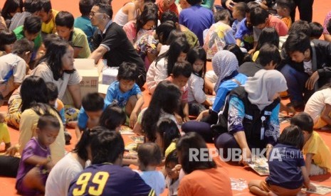 Tim Dukungan Psikososial Kemensos bermain dengan anak-anak pengungsi eks-Gafatardi Gedung Pusat Olahraga Persahabatan Korea Indonesia (POPKI), Cibubur, Jakarta Timur, Jumat (29/1). 