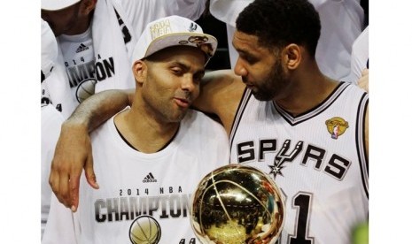 Tim Duncan (kanan) saat meraih gelar juara NBA pada 2014 bersama San Antonio Spurs.