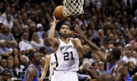 Tim Duncan (tengah)