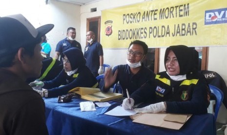 Tim DVI Bidang Kedokteran dan Kesehatan (Biddokes) Polda Jawa Barat membuka posko antemortem di Polsek Cililin, Kabupaten Bandung Barat, Jumat (27/10) untuk mengumpulkan data korban ledakan gudang petasan Kosambi, Kabupaten Tangerang.. 