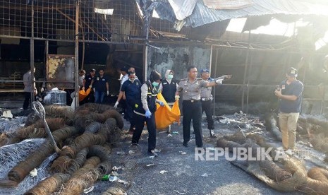 Tim DVI kembali menemukan satu jenazah di lokasi kebakaran pabrik kembang api, Desa Belimbing, Kosambi, Kabupaten Tangerang. Senin (30/10). 