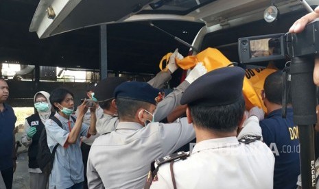 Tim DVI kembali menemukan satu jenazah di lokasi kebakaran pabrik kembang api, Desa Belimbing, Kosambi, Kabupaten Tangerang. Senin (30/10). 