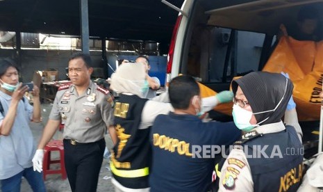 Tim DVI kembali menemukan satu jenazah di lokasi kebakaran pabrik kembang api, Desa Belimbing, Kosambi, Kabupaten Tangerang. Senin (30/10). 