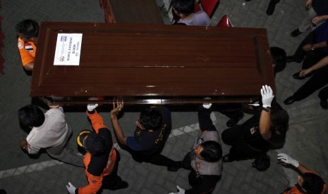 Tim DVI Polda Sulselbar mengangkat jenazah korban pesawat Aviastar DHC6/PK-BRM Soekris Winarto usai diidentifikasi di RS Bhayangkara, Makassar, Sulawesi Selatan, Rabu (7/10). 