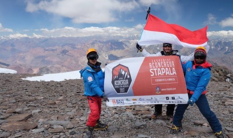 Tim Ekspedisi Aconcagua Stapala Politeknik Keuangan Negara STAN (PKN STAN) di puncak Aconcagua, Argentina, Ahad (7/1).