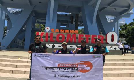 Tim Ekspedisi Kebaikan Zakat BMH berfoto bersama di Tugu Kilometer 0, ujung Pulau Weh, Kota Sabang, Provinsi Aceh.