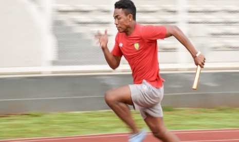 Tim estafet 4x100 meter putra Indonesia Lalu Muhammad Zohri berlari saat mengikuti latihan di Stadion Madya, Gelora Bung Karno, Selasa (7/5/2019).