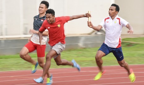 Tim estafet 4x100 meter putra Indonesia Lalu Muhammad Zohri (tengah) bersama Muhammad Abina Bisma (kanan) dan Adi Ramli (kiri) mengikuti latihan di Stadion Madya, Gelora Bung Karno, Selasa (7/5/2019).