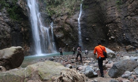 Tim evakuasi gabungan melakukan proses pencarian korban banjir bandang di lokasi wisata Air Terjun Dua Warna, Sibolangit, Deli Serdang, Sumatera Utara, Selasa (17/5).