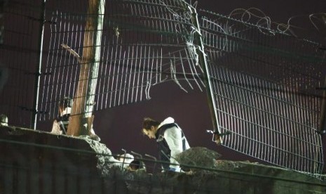 Tim forensik menyelidiki lokasi ledakan di jalan layang dekat stasiun metro Bayrampasa di Istanbul, Selasa, 1 Desember 2015.