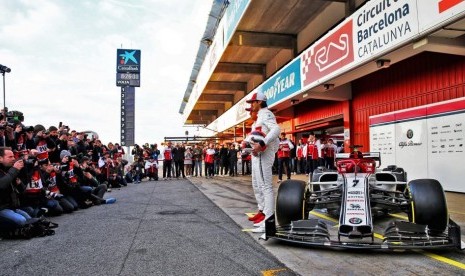 Tim Formula 1 McLaren membatasi akses masuk ke motorhome mereka pada hari pertama sesi tes pramusim di Sirkuit Barcelona-Catalunya, Spanyol, Rabu (19/2) waktu setempat (Foto: suasana Formula 1 di Catalunya, Spanyol)