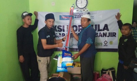 Tim FORMULA (Food, Religion, Medic, Livelihood Aid) LAZ Al Azhar memberikan bantuan kepada korban bencana di Bandung (foto atas) dan Lombok Timur (foto bawah).