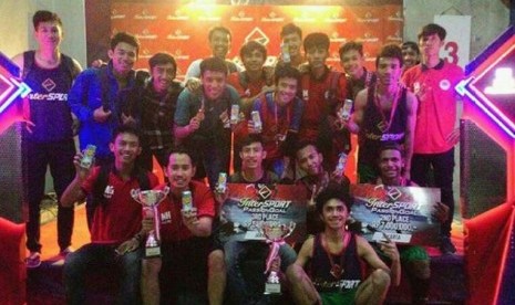 Tim Futsal BSI diabadikan setelah menerima tropi kemenangan di Gudang Garam Intersport Passion Goal Futsal Competition 2016.