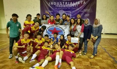 Tim futsal BSI FC menjadi juara pada Kejuaraan Futsal Mahasiswa industrialista Cup.  