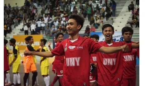 Tim futsal putra UNY semringah setelah berhasi menjuarai Liga Mahasiswa (LIMA) Futsal Kaskus Central Java and Yogyakarta Conference 2017, Ahad (27/8)..