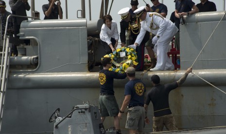 Tim gabungan AS-Indonesia melakukan upacara tabur bunga untuk mengenang awak kapal AS USS Houston (CA 30) yang gugur, Juni 2014