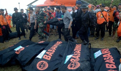 Tim gabungan Basarnas melakukan proses evakuasi korban pesawat Aviastar DHC6/PK-BRM di Desa Ulu Salu, Kecamatan Latimojong, Kabupaten Luwu, Sulawesi Selatan, Selasa (5/10).