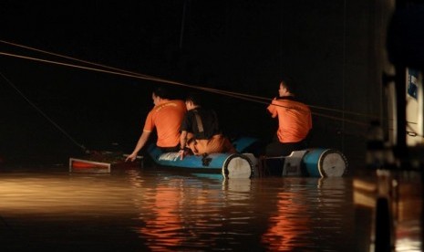 Tim gabungan berupaya melakukan pencarian korban banjir di basement Plaza UOB, Jakarta, Jumat (18/1) malam. 