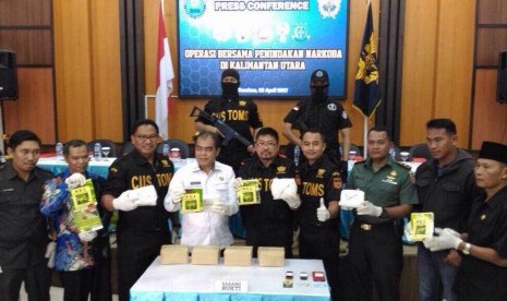 Tim Gabungan BNN, Bea Cukai Kalbagtim dan Bea Cukai Tarakan, pada Jumat (21/4) membongkar penyelundupan narkotika jenis methampethamine (sabu).