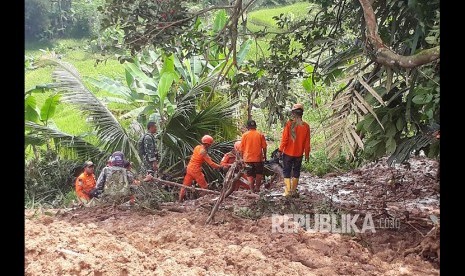 Tim gabungan BPBD Bandung Barat, Basarnas, Relawan dan TNI masih melakukan pencarian terhadap korban kedua longsor di Kampung Bonjot, Desa Buninagara, Selasa (6/3).