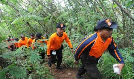  Tim gabungan dari Basarnas, TNI, Polri, dan masyarakat menyusuri hutan untuk mengevakuasi korban jatuhnya pesawat Sukhoi di Gunung Salak, Kabupaten Bogor, Jum'at (11/5).