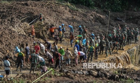 Tim gabungan dari BPBD, Basarnas, Polri, TNI, Tagana dan warga membersihakan material tanah longsor yang menimbun jalan di Desa Santanamekar, Kecamatan Cisayong, Kabupaten Tasikmalaya, Jawa Barat, Senin (2/3/2020).