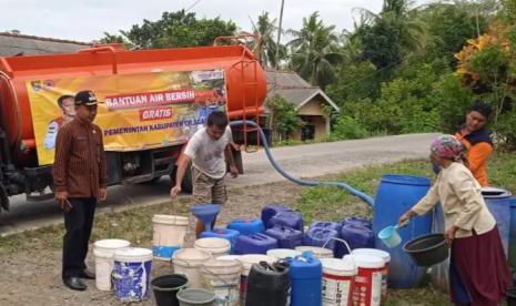 Tim gabungan dari Pemerintah Kabupaten Cilacap mendistribusikan air bersih di wilayah terdampak kekeringan, di Kabupaten Cilacap, Ahad (9/6/2024). 