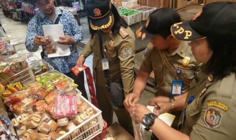 Tim gabungan dari Pemkab Karanganyar, Jawa Tengah, yang terdiri dari Dinas Kesehatan Kabupaten (DKK), Dinas Perdagangan Tenaga Kerja Koperasi dan UKM, serta Satpol PP, melakukan inspeksi dadakan (sidak) di supermarket Giant Palur Plaza, Karanganyar, Senin (20/5).