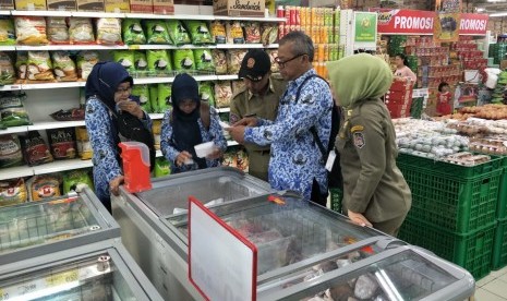 Tim gabungan dari Pemkab Karanganyar, Jawa Tengah, yang terdiri dari Dinas Kesehatan Kabupaten (DKK), Dinas Perdagangan Tenaga Kerja Koperasi dan UKM, serta Satpol PP, melakukan inspeksi dadakan (sidak) di supermarket Giant Palur Plaza, Karanganyar, Senin (20/5).