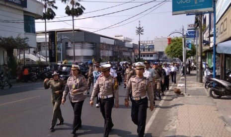 Tim gabungan dari unsur kepolisian dan Pemkab Purwakarta, meninjau langsung kawasan tertib lalu lintas (KTL) di sepanjang Jl Sudirman, Purwakarta, Senin (16/9).