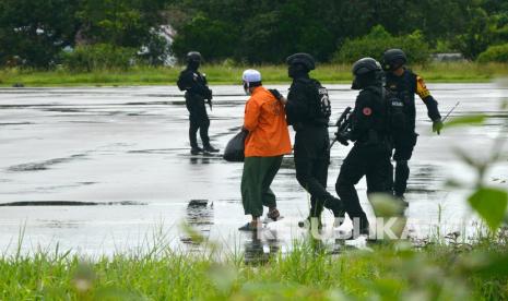 Detasemen Khusus (Densus) 88 Antiteror Polri menggiring tersangka teroris saat akan diberangkatkan ke Jakarta di Bandara Sultan Hasanuddin, Kabupaten Maros, Sulawesi Selatan, Kamis (4/2/2021). 