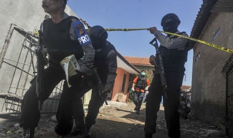 Tim Gabungan kepolisian dan Densus melakukan penjagaan saat penggeledahan rumah salah satu terduga teroris terkait bom Kampung Melayu di kawasan Rancasawo, Bandung, Jawa Barat, Jumat (26/5).