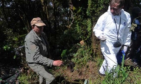  Tim gabungan KNKT Indonesia dan Rusia menyelidiki penyebab jatuhnya pesawat Sukhoi di Gunung Salak, Bogor, Jawa Barat, Ahad (13/5). 