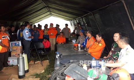 Tim gabungan masih melakukan pencarian keenam korban kapal tenggelam di Waduk Cirata, Kabupaten Purwakarta, Jumat (22/12).