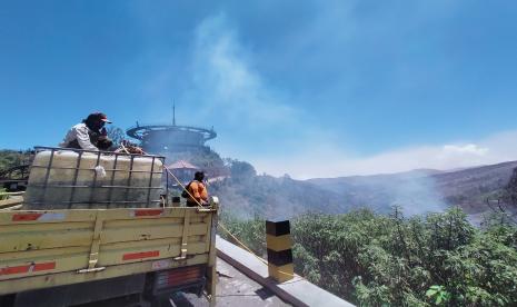 Tim gabungan melakukan pembasahan ke wilayah bekas kebakaran di kawasan Gunung Bromo, Selasa (12/9/2023). 