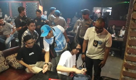 Tim gabungan melakukan razia terhadap sejumlah tempat hiburan malam di Kota Bandung. Razia ini dilakukan sebagai antisipasi peredaran narkoba menjelang malam pergantian tahun. 