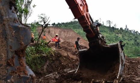 Tim gabungan memantau lokasi setelah terjadi longsor susulan di lokasi bencana longsor Desa Banaran, Pulung, Ponorogo, Jawa Timur, Minggu (9/4).