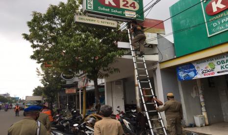 Tim gabungan menempelkan stiker peringatan terhadap ratusan reklame yang tidak membayar pajak di Kabupaten Indramayu.