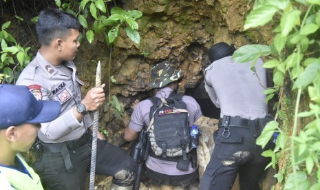 Tim Gabungan menertibkan 22 lubang penambangan emas ilegal (ilustrasi). Direktorat Reserse Kriminal Khusus Polda Kalimantan Tengah (Kalteng) melalui Subdit Tindak Pidana Tertentu (Tipiter) menangkap tiga penambang emas ilegal atau tanpa izin yang melakukan aktivitasnya di Kabupaten Kapuas, bahkan ada yang memiliki senjata api.