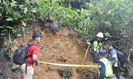 Tim Gabungan menertibkan 22 lubang penambangan emas ilegal (gurandil) di Kabupaten Bogor.