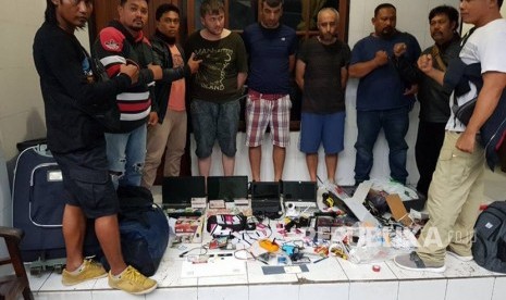 Tim Gabungan Operasi Sikat Agung Kepolisian Daerah (Polda) Bali berhasil menangkap tiga orang Warga Negara Asing (WNA) asal Turki. Mereka merupakan jaringan pembobol Anjungan Tunai Mandiri (ATM) di Bali menggunakan teknik skimming.