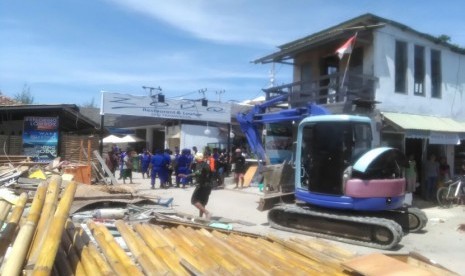  Tim Gabungan Penertiban Gili Trawangan mengerahkan alat berat untuk membongkar bangunan yang berada di garis sempadan pantai di Gili Trawangan, Lombok Utara, NTB, Jumat (24/2).