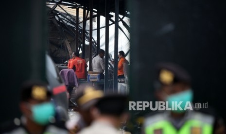 Tim gabungan Polisi, Inafis dan Pusat Lab Forensik (puslabfor) melakukan olah TKP di lokasi pasca ledakan di pabrik produksi kembang api, Jalan Salembaran, Desa Belimbing, Kecamatan Kosambi Kabupaten Tangerang, Banten, Jumat (27/10).