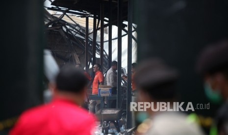 Tim gabungan Polisi, Inafis dan Pusat Lab Forensik (puslabfor) melakukan olah TKP di lokasi pasca ledakan di pabrik produksi kembang api, Jalan Salembaran, Desa Belimbing, Kecamatan Kosambi Kabupaten Tangerang, Banten, Jumat (27/10).