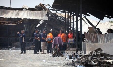 Tim gabungan Polisi, Inafis dan Pusat Lab Forensik (puslabfor) melakukan olah TKP di lokasi pasca ledakan di pabrik produksi kembang api, Jalan Salembaran, Desa Belimbing, Kecamatan Kosambi Kabupaten Tangerang, Banten, Jumat (27/10). 