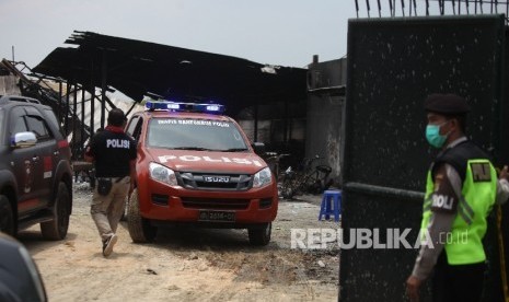 Tim gabungan Polisi, Inafis dan Pusat Lab Forensik (puslabfor) melakukan olah TKP di lokasi pasca ledakan di pabrik produksi kembang api, Jalan Salembaran, Desa Belimbing, Kecamatan Kosambi Kabupaten Tangerang, Banten, Jumat (27/10).