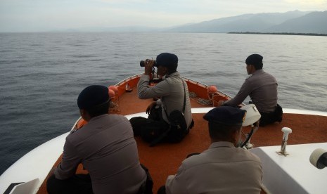 Tim gabungan SAR Polri dan Basarnas melakukan pencarian korban KM Marina Baru 2B menggunakan kapal Basarnas RB 210 di Perairan Teluk Bone, Kolaka Utara, Sulawesi Tenggara, Selasa (22/12).