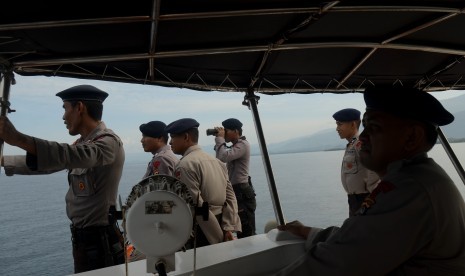 Tim gabungan SAR Polri dan Basarnas melakukan pencarian menggunakan kapal Basarnas RB 210 di Perairan Teluk Bone, Kolaka Utara, Sulawesi Tenggara, Selasa (22/12). 