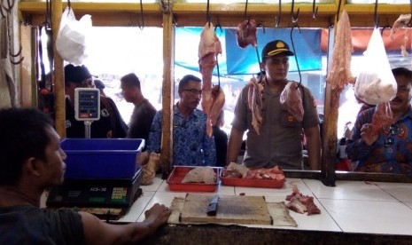 Tim gabungan satgas pangan melakukan sidak di Pasar Cikurubuk, Kota Tasikmalaya, Selasa (17/12). 