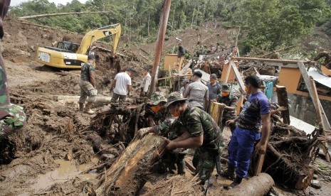 Tim gabungan TNI, SAR dan pihak lainnya melakukan pencarian korban di lokasi tanah longsor di Kolongan Beha, Tahuna, Kepulauan Sangihe, Sulawesi Utara, Kamis (23/6).